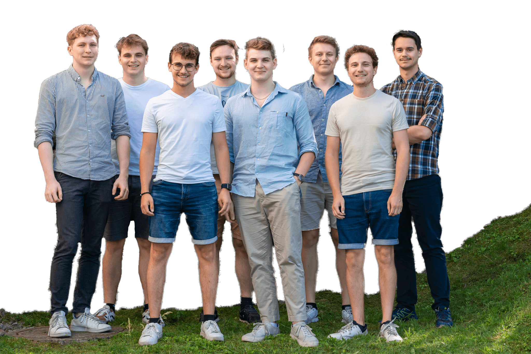 8 Personen vor einer Steinwand